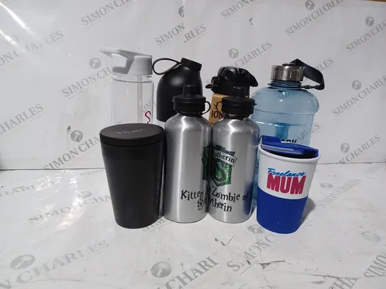 APPROXIMATELY 8 ASSORTED WATER BOTTLES AND CUPS TO INCLUDE GYMSHARK, HUEL, ION8 ETC.