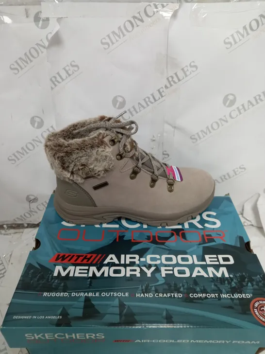 BOXED PAIR OF SKECHERS TREGO LACE UP FAUX FUR CUFF WATERPROOF BOOT TAUPE - SIZE 6