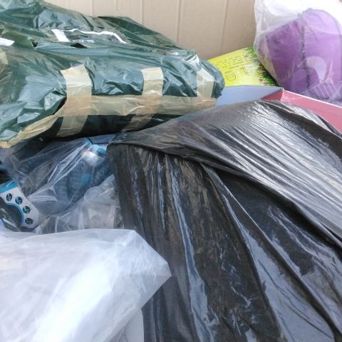 PALLET OF ASSORTED ITEMS INCLUDING 100FT HOSE, MEMORY FOAM SQUARE CUSHION, MAGIC HOSE, POLYESTER PURPLE SLEEPING BAG
