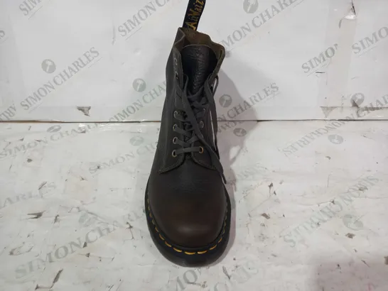 BOXED PAIR OF DR MARTENS ANKLE BOOTS IN BROWN UK SIZE 8