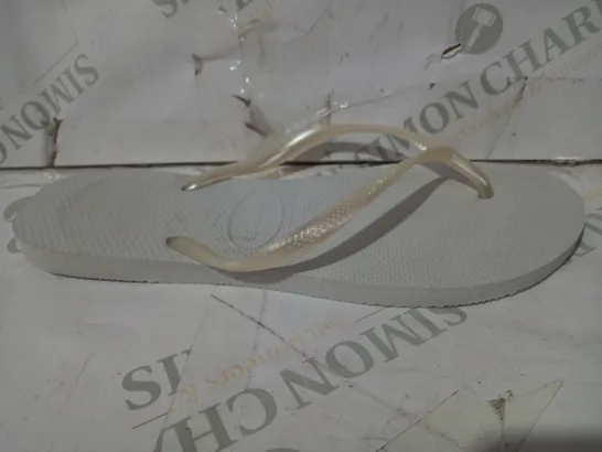 BOXED PAIR OF HAVAIANAS SANDALS IN WHITE EU SIZE 43/44