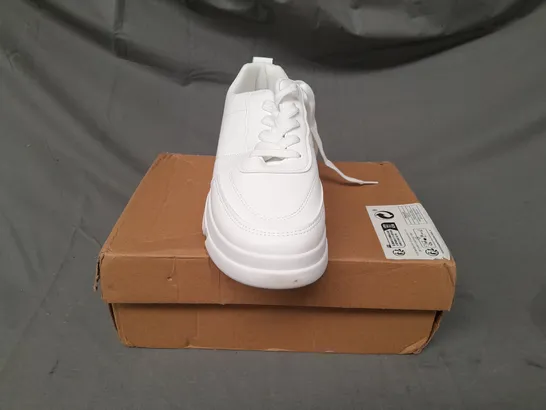 BOXED PAIR OF KAIDIYUAN SHOES IN WHITE EU SIZE 43