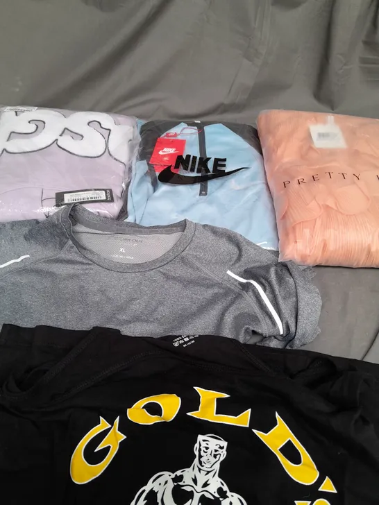 BOX OF APPROXIMATELY 25 ASSORTED CLOTHING ITEMS TO INCLUDE - HOODIE , TANK TOP , T-SHIRT ETC