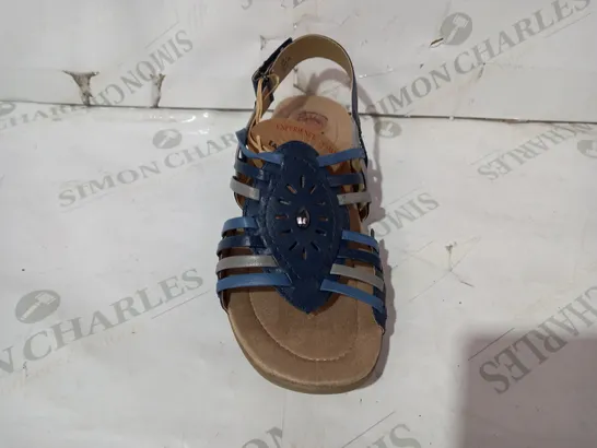 BOXED PAIR OF EARTH SPIRIT FAUX LEATHER SANDALS IN BLUE UK SIZE 7