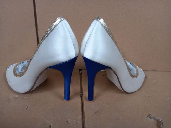 BOXED PAIR OF DESIGNER HEELS IN WHITE/BLUE/GOLD EFFECT SIZE EU 38