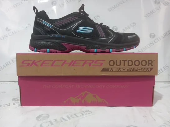 BOXED PAIR OF SKECHERS MEMORY FOAM TRAIL SHOES IN BLACK SIZE 6