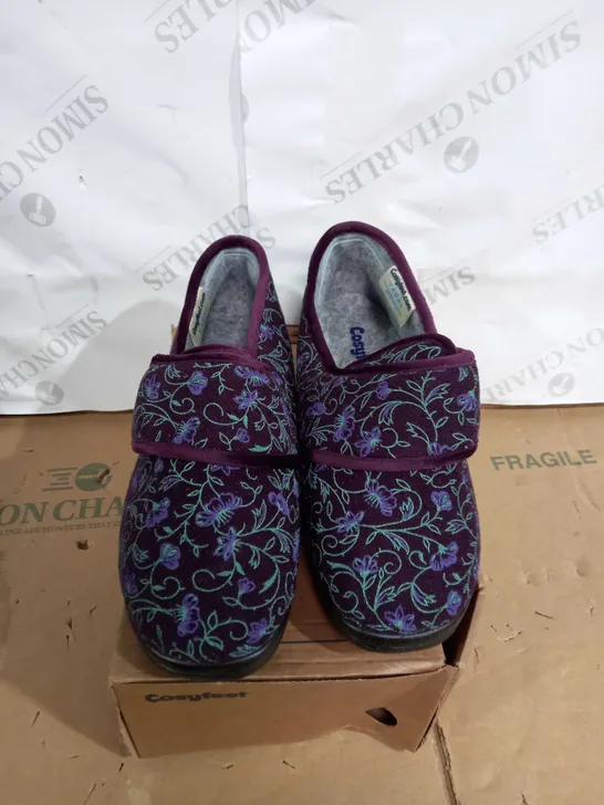 BOXED PAIR OF COSYFEET PLUM FLORAL SLIPPERS SIZE 7