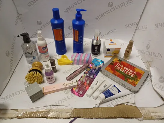 LOT OF APPROXIMATELY 20 ASSORTED COSMETIC GOODS TO INCLUDE: MAYBELLINE SKY HIGH MASCARA, THE COOKS CHILLI COLLECTION, EMMA HARDIE FACIAL MIST