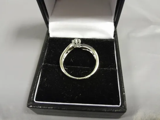 18CT WHITE GOLD TWIST RING SET WITH A NATURAL DIAMOND BAGUETTE SHOULDERS