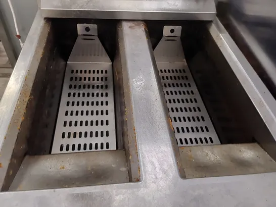 LINCAT FREE STANDING TWIN BASKET GAS FIRED DEEP FAT FRYER