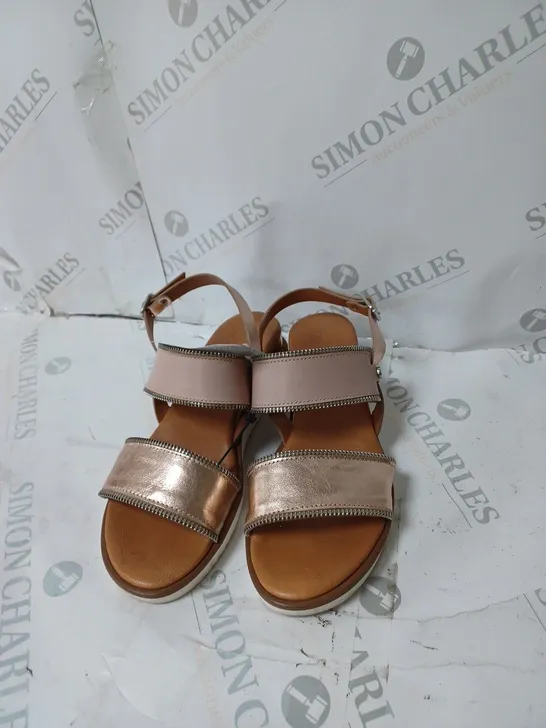 WOMENS SANDLES SIZE 5 BRONZE AND WHITE