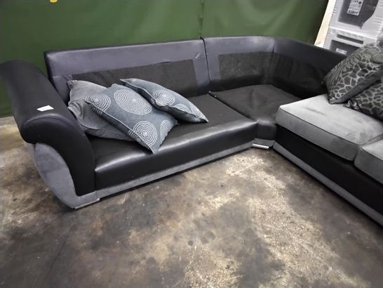 DESIGNER BLACK FAUX LEATHER & GREY FABRIC CORNER GROUP WITH SCATTER CUSHIONS 