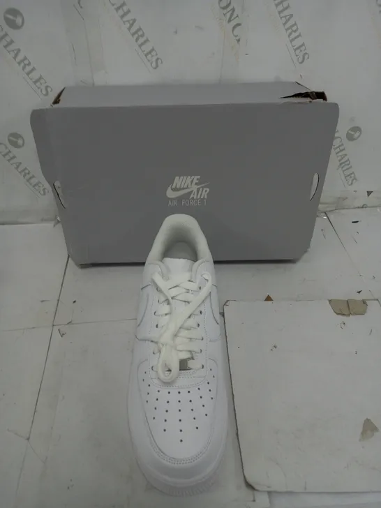 BOXED PAIR OF NIKE AIR FORCE 1 WHITE SIZE UK 9.5 