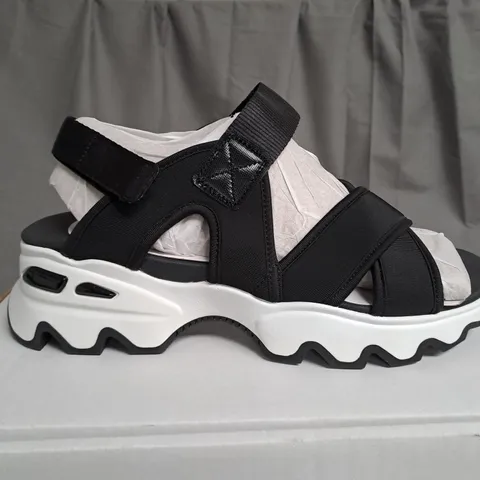 SKETCHERS BLACK AND WHITE OPEN TOE FLAT STRAP SANDALS - SIZE 6