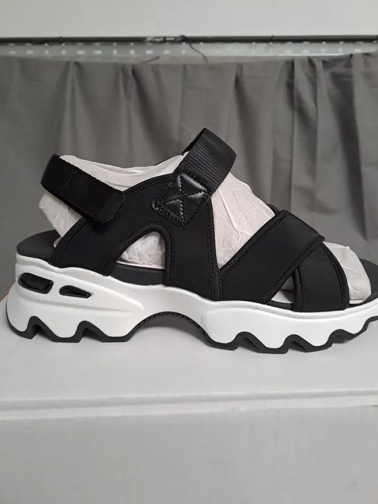 SKETCHERS BLACK AND WHITE OPEN TOE FLAT STRAP SANDALS - SIZE 6