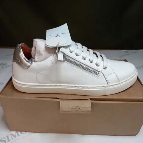 BOXED PAIR OF MAISON DE NIMES LEATHER ZIP SIDE TRAINERS IN WHITE - SIZE 6