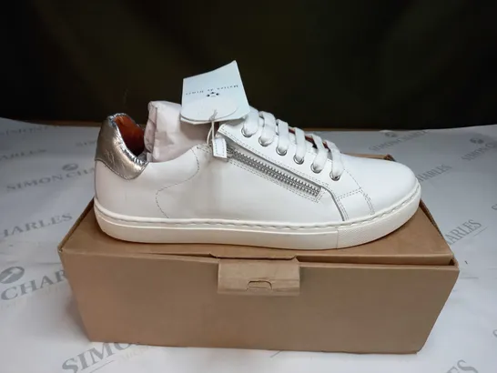 BOXED PAIR OF MAISON DE NIMES LEATHER ZIP SIDE TRAINERS IN WHITE - SIZE 6