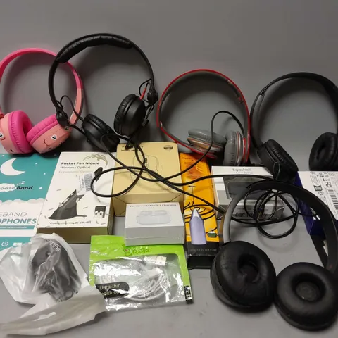 APPROXIMATELY 14 ASSORTED ELECTRICAL PRODUCTS AND ACCESSORIES TO INCLUDE BEATS WIRED HEADPHONES, TECKNET MOUSE, AIRPODS CASE, ETC
