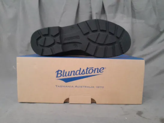 BOXED PAIR OF BLUNDSTONE ELASTIC SIDED SUEDE BOOTS IN DARK OLIVE SIZE UK 6.5