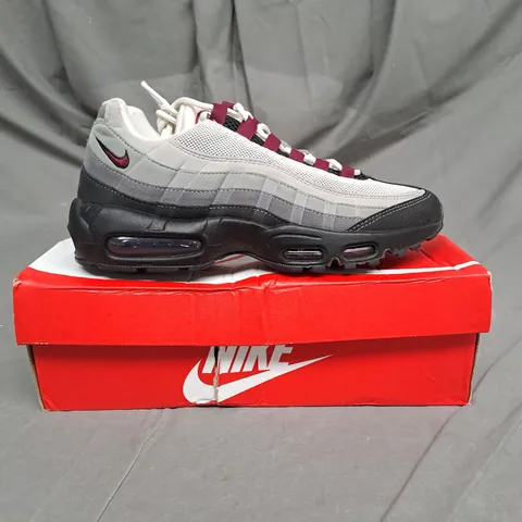 BOXED PAIR OF NIKE AIR MAX 95 TRAINERS IN BLACK/DARK BEETROOT/PEARL GREY SIZE 7.5