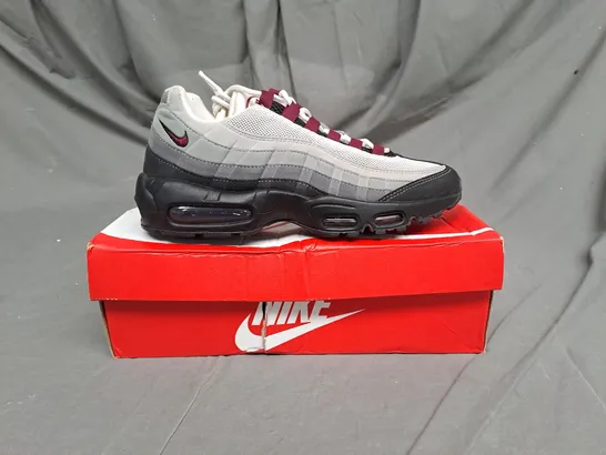 BOXED PAIR OF NIKE AIR MAX 95 TRAINERS IN BLACK/DARK BEETROOT/PEARL GREY SIZE 7.5