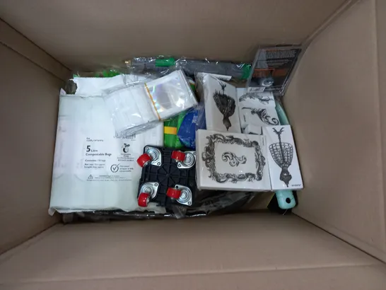 BOXED LOT OF APPROXIMATELY 15 HOUSEHOLD ITEMS TO INCLUDE KING CHARLES TEA TOWEL, FABRIC DYE AND JOURNAL