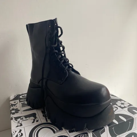 BOXED PAIR OF KOI RANCOR VILUN BLACK LACE-UP BOOTS SIZE 5