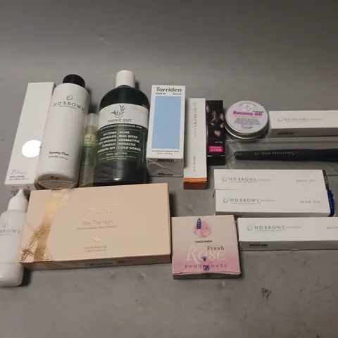 BOX OF APPROXIMATELY 20 COSMETIC ITEMS TO INCLUDE - BROW DYE, BATANA OIL, AND TORRIDEN DIVE IN SERUM ETC. 