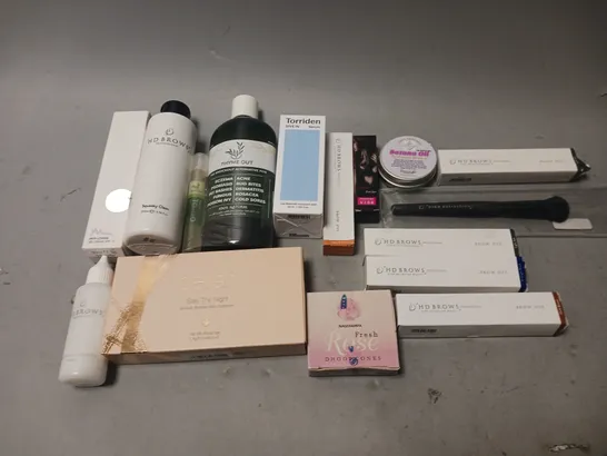 BOX OF APPROXIMATELY 20 COSMETIC ITEMS TO INCLUDE - BROW DYE, BATANA OIL, AND TORRIDEN DIVE IN SERUM ETC. 