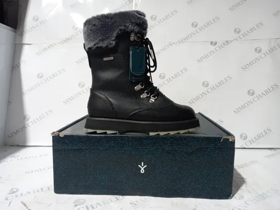 BOXED PAIR OF EMU AUSTRALIA COMORO LEATHER BOOTS IN BLACK SIZE 5