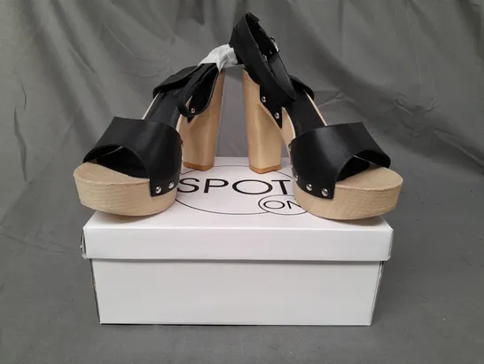 BOXED PAIR OF SPOT ON OPEN TOE HIGH BLOCK HEEL SANDALS IN BLACK SIZE 7