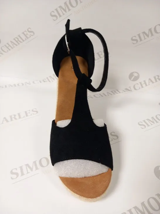 BOXED HEELED SHOES SIZE 37