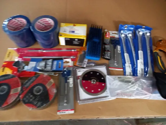 LOT OF APPROXIMATELY 20 ASSORTED DIY AND TOOL ITEMS TO INCLUDE CUTTING DISCS, GLADIATOR TAPE AND ADJUSTABLE SPANNER