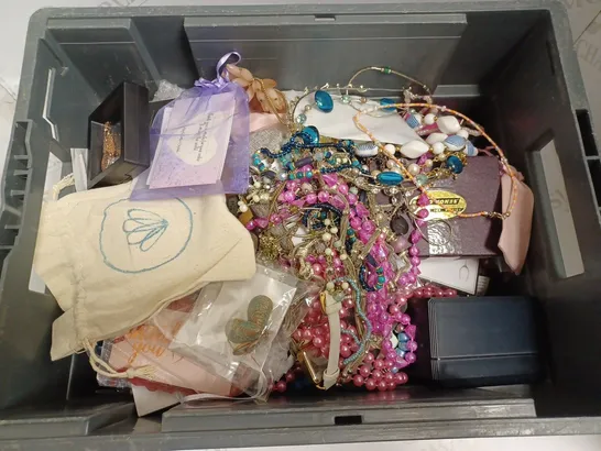 BOX OF APPROX 20 COSTUME JEWELLERY ITEMS INCLUDING NECKLACES, RINGS AND EARRINGS