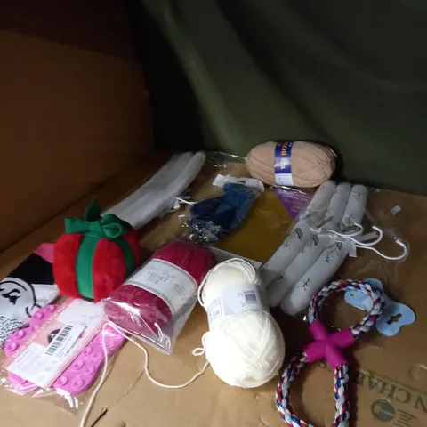 LOT OF APPROX. 20 HOUSEHOLD ITEMS TO INCLUDE WOOL , DOG TOYS AND DECORATIONS 