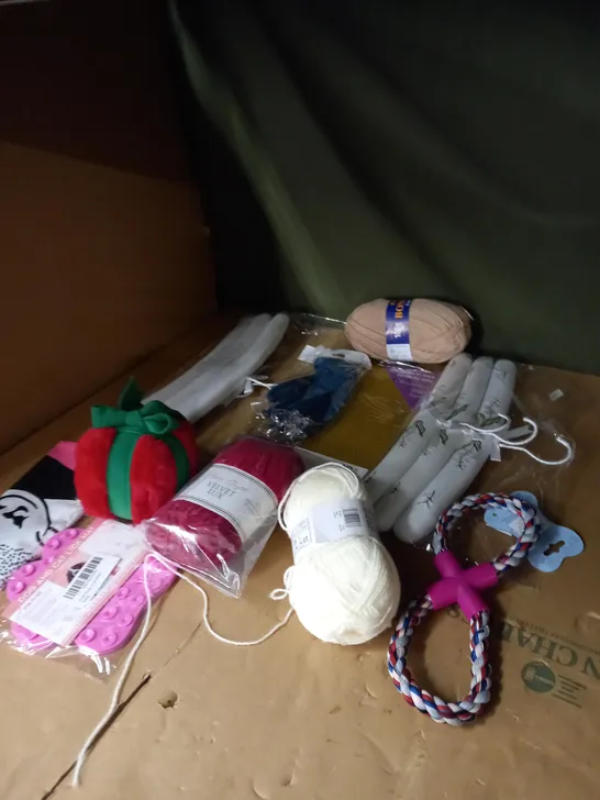 LOT OF APPROX. 20 HOUSEHOLD ITEMS TO INCLUDE WOOL , DOG TOYS AND DECORATIONS 