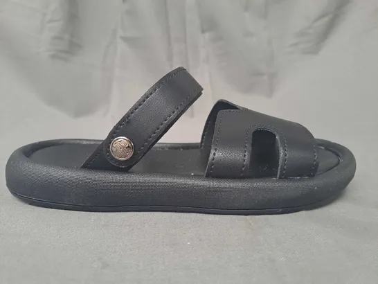 BOXED PAIR OF DESIGNER OPEN TOE SANDALS IN BLACK EU SIZE 32