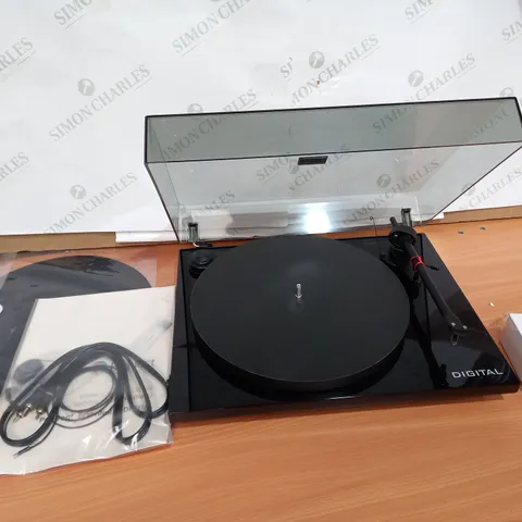 BOXED PRO-JECT ESSENTIAL 2 TURNTABLE 