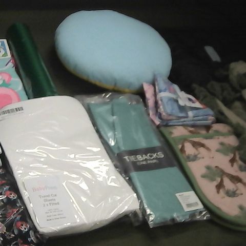 LOT OF ASSORTED HOME FABRIC ITEMS TO INCLUDE TEA TOWELS, PEPPA PIG PONCHO AND MATTRESS PROTECTOR