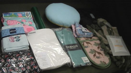 LOT OF ASSORTED HOME FABRIC ITEMS TO INCLUDE TEA TOWELS, PEPPA PIG PONCHO AND MATTRESS PROTECTOR