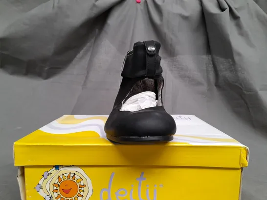 BOX OF APPROX 16 DEITY JUNIOR BLACK OPEN TOP SHOES IN VARIOUS SIZES