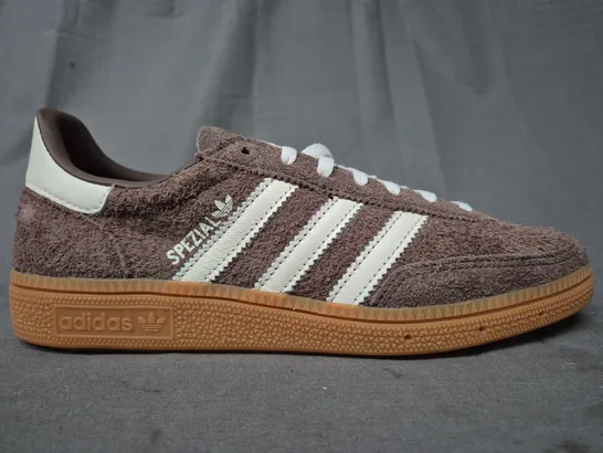 PAIR OF ADIDAS HANDBALL SPEZIAL SHOES IN TAUPE/WHITE UK SIZE 5.5