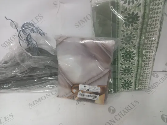 BOX OF APPROXIMATELY 15 ASSORTED HOUSEHOLD ITEMS TO CONTAIN CLOTHES HANGERS, PATTERNED CLOT. GOLD DESIGN CURTAINS ETC 