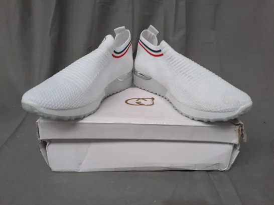 BOXED PAIR OF GUCCI SHOES IN WHITE EU SIZE 36