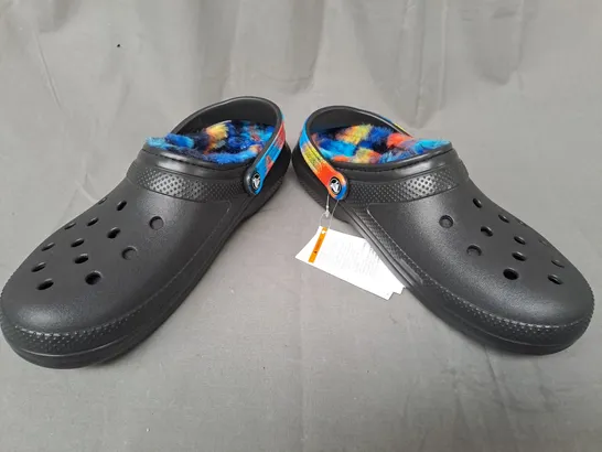 PAIR OF CROCS CLASSIC LINED CLOGS IN BLACK/SPRAY DYE UK SIZE M10/W11