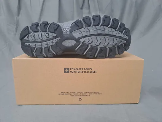 BOXED PAIR OF MOUNTAIN WAREHOUSE MCLEOD WIDE FIT OUTDOOR WALKING SHOES IN BLACK UK SIZE 9