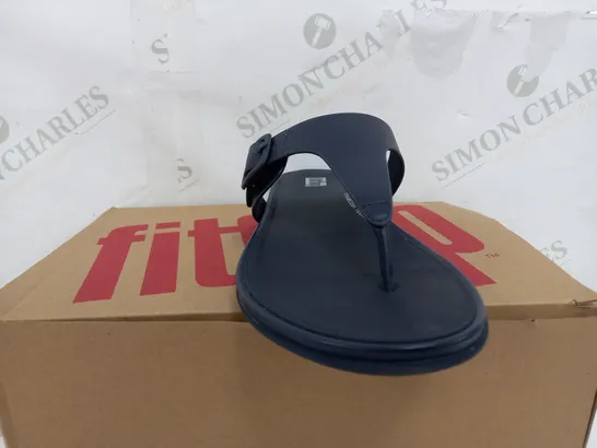 BOXED PAIR OF FITFLOP GRACIE RUBBER BUCKLE LEATHER TOE POST SANDALS IN MIDNIGHT NAVY - UK 5.5 