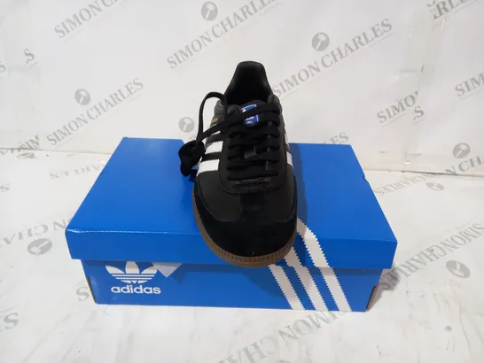 ADIDAS SAMBA BLAC AND WHITE SIZE 4