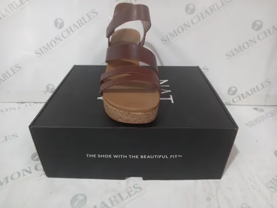 BOXED PAIR OF NATURALIZER OPEN TOE STRAPPY WEDGE SANDALS IN BROWN SIZE 7