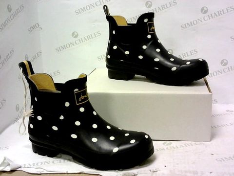 BOXED PAIR OF JOULES POLKADOT BOOTS SIZE 5